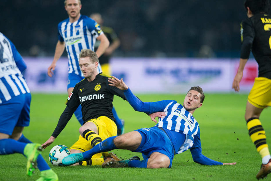 Berlins Niklas Stark streckt sich in einem Zweikampf gegen Dortmunds Andre Schürrle (l) zum Ball.