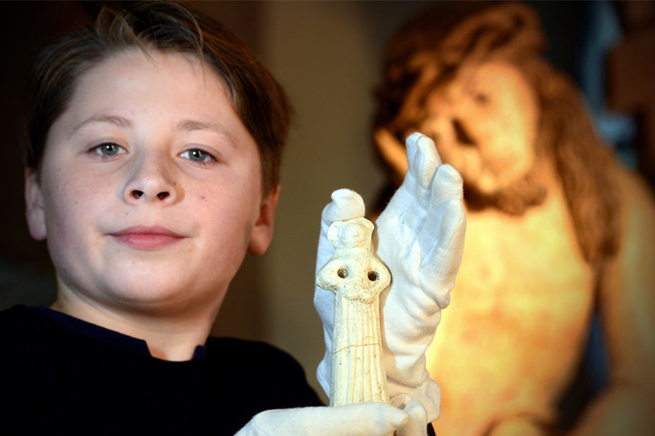 Calvin (12) aus Zittau zeigt stolz die wertvolle Tonfigur. Inzwischen hat er sie aber Archäologen zur weiteren Untersuchung überlassen.