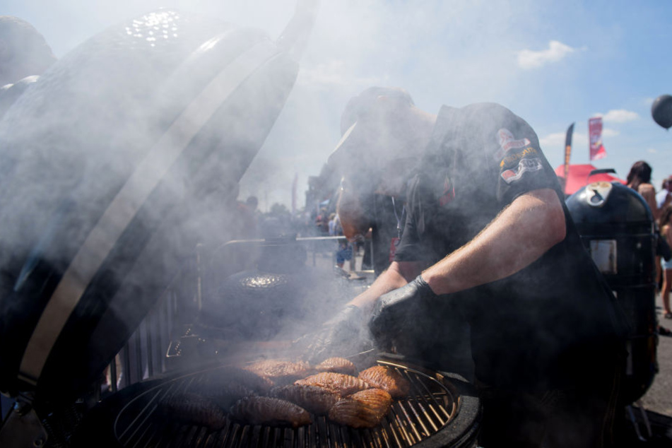 Es qualmt und dampft bei der Grill-Meisterschaft. Von Martin Schulz erkennt man daher kaum etwas.