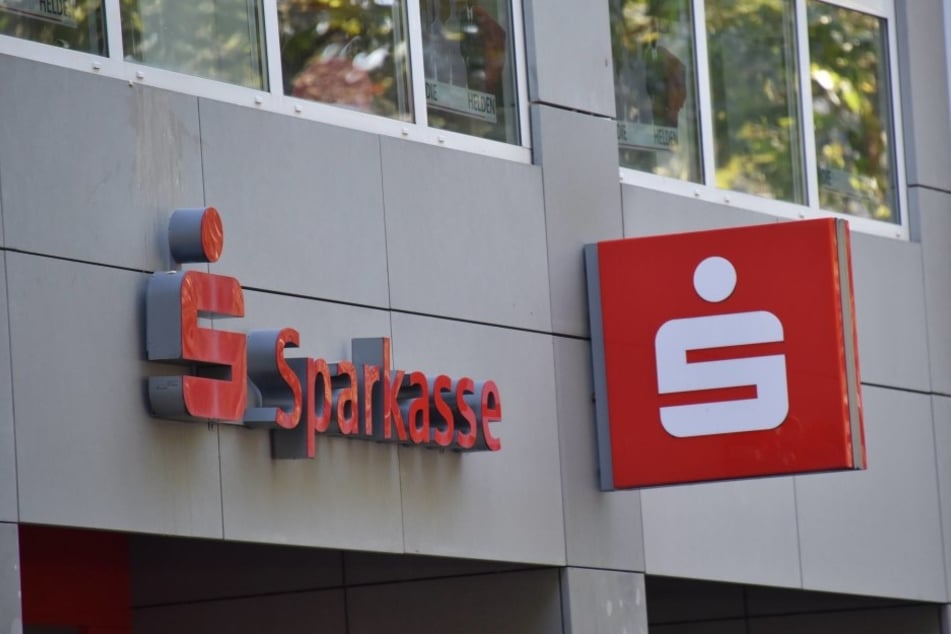 Bestimmte Sparkassen-Filialen verlangen künftig Gebühren fürs Geld abheben.