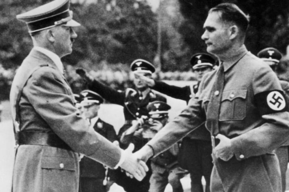 Nazi-Führer Adolf Hitler und sein Stellvertreter Rudolf Heß bei einem NSDAP-Reichsparteitag 1938 in Nürnberg.