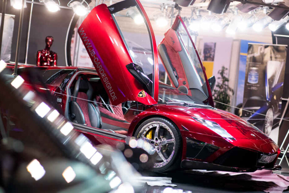 Ein Lamborghini LP 640 E-Gear wird auf der Tuning Messe Essen Motor Show ausgestellt.