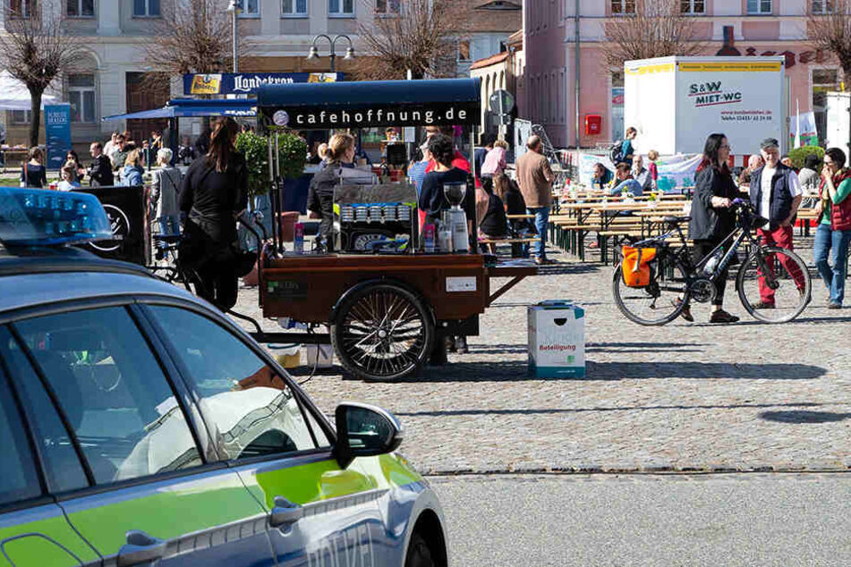 Bürger der Landstadt Ostritz haben auf dem Marktplatz ein Zeichen gegen Rechtsextremismus gesetzt - es wurde gesungen und getanzt. Rund 500 Meter weiter wurde gehetzt und beleidigt.