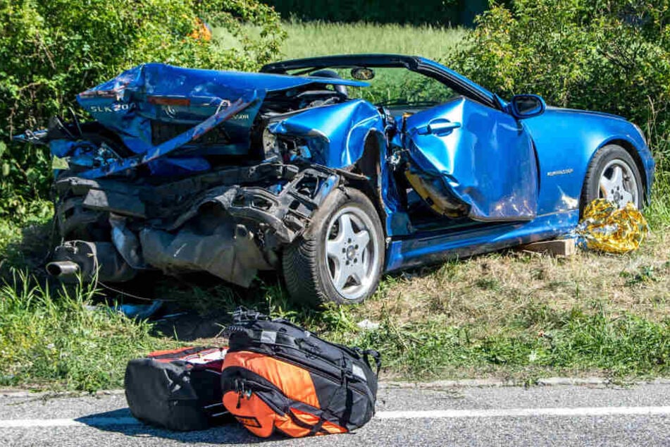 Die beiden Insassen des Cabrios wurden schwer verletzt.