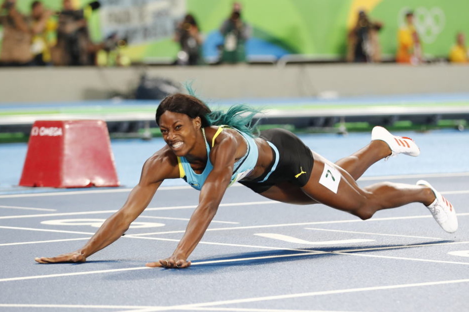 Shaunae Miller (22) hechtet über die Ziellinie.