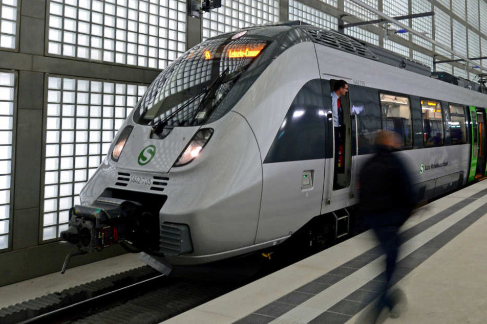 In der S-Bahn gab es Ärger zwischen einem Reisenden und einem Kontrolleur. Jetzt werden Zeugen gesucht (Symbolbild).