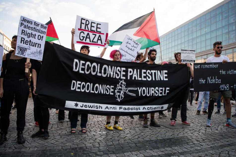 Pro-Palästinensische Demonstranten protestieren auf dem Hermannplatz in Neukölln gegen die Aktionen der Israelis an der Grenze zum Gazastreifen.