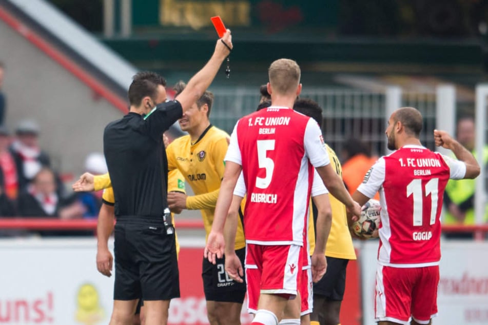 Schiedsrichter Sven Jablonski schickt Dresdens Janina Nikolaou vom Platz.