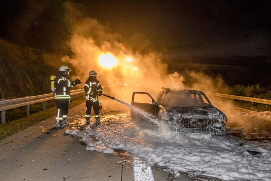 Das Fahrzeug brannte auf der A17 komplett aus.