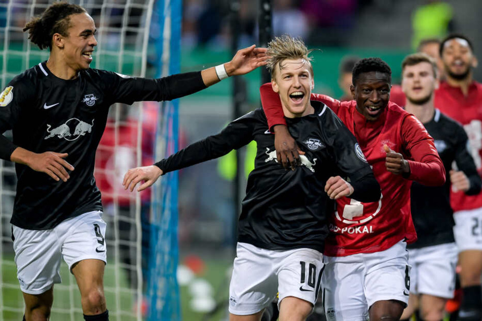 Schlüsselspieler im Torjubel: Yussuf Poulsen, Emil Forsberg und Amadou Haidara (v.l.) nach dem 3:1 im DFB-Halbfinale gegen den Hamburger SV.