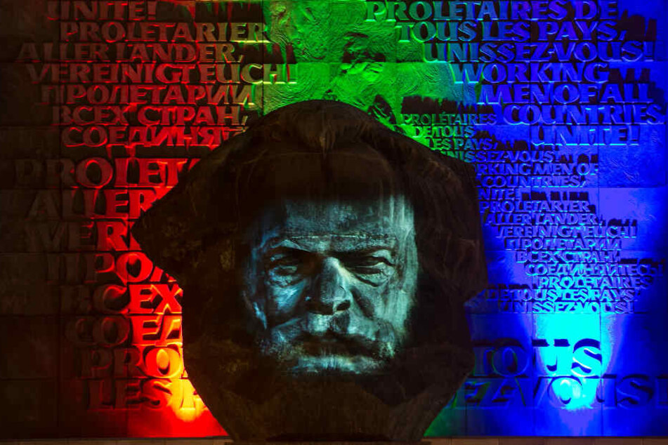 Der sprechende Nischel vor dem bunten "Proletarier"-Schriftzug