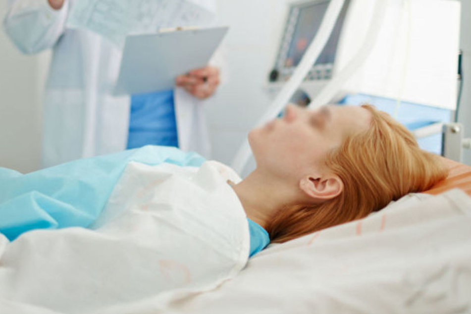 Die Patientin war wehrlos, trotzdem verging sich der 59-Jährige an ihr. (Symbolbild)