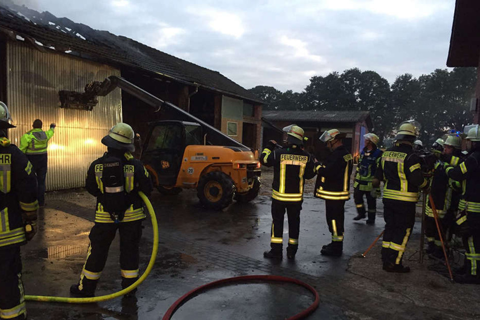 Mit einem Gabelstapler rissen die Feuerwehrleute das Tor nieder, um an den Brandherd zu gelangen.