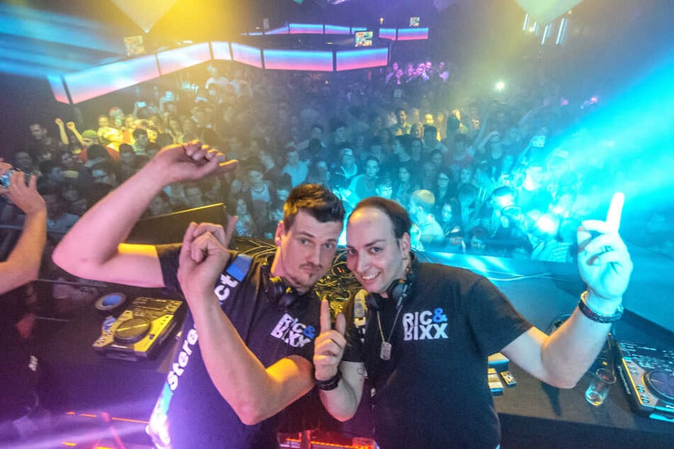 So kennt man Stereoact: Rico Einenkel (38) und Sebastian Seidel (33) hinter
dem DJ-Pult.