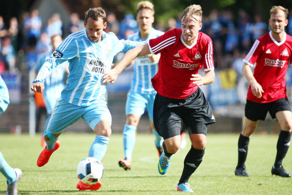 Anton Fink (li.) traf zum 5:0 für Chemnitz.