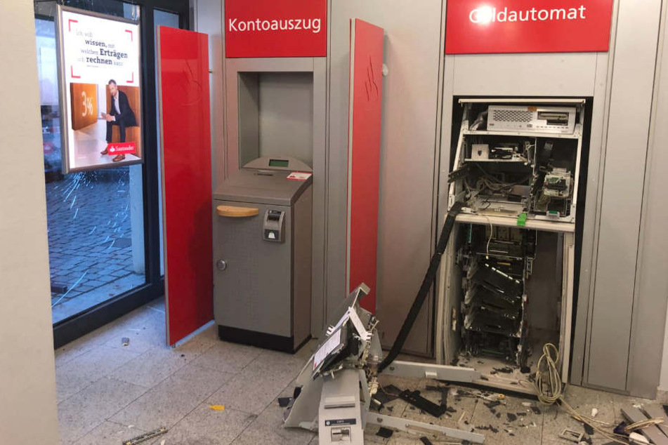 Unbekannte haben in Schwerin einen Geldautomaten gesprengt.
