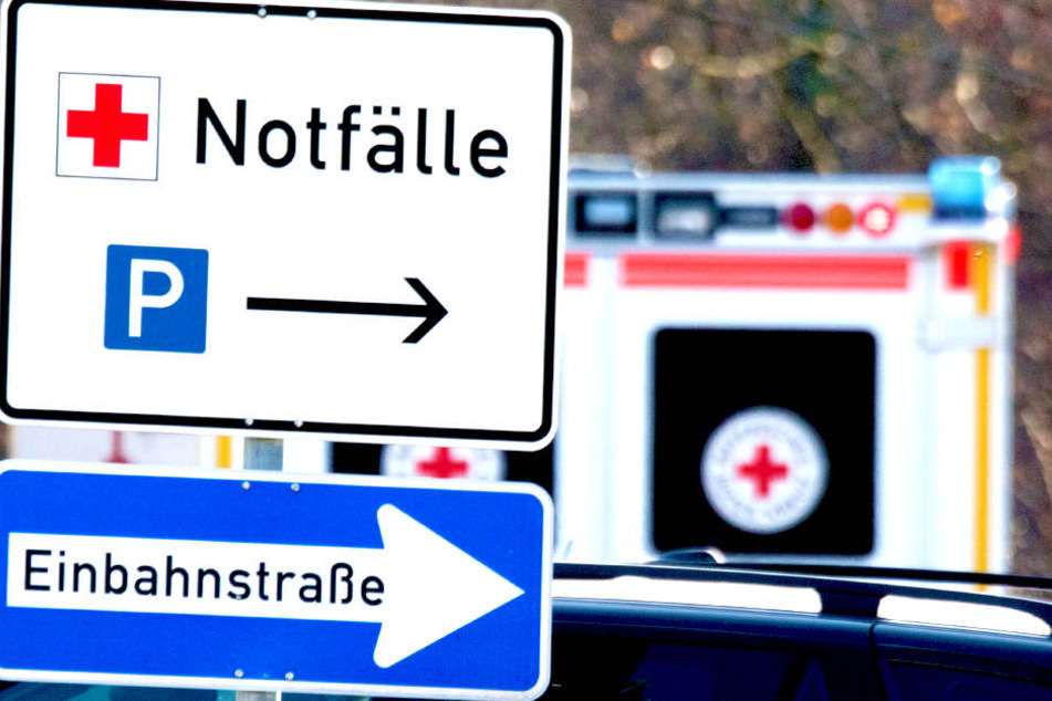 Wie die Polizei am Sonntag mitteilte, erlitt der Radfahrer eine schwere Kopfverletzung.