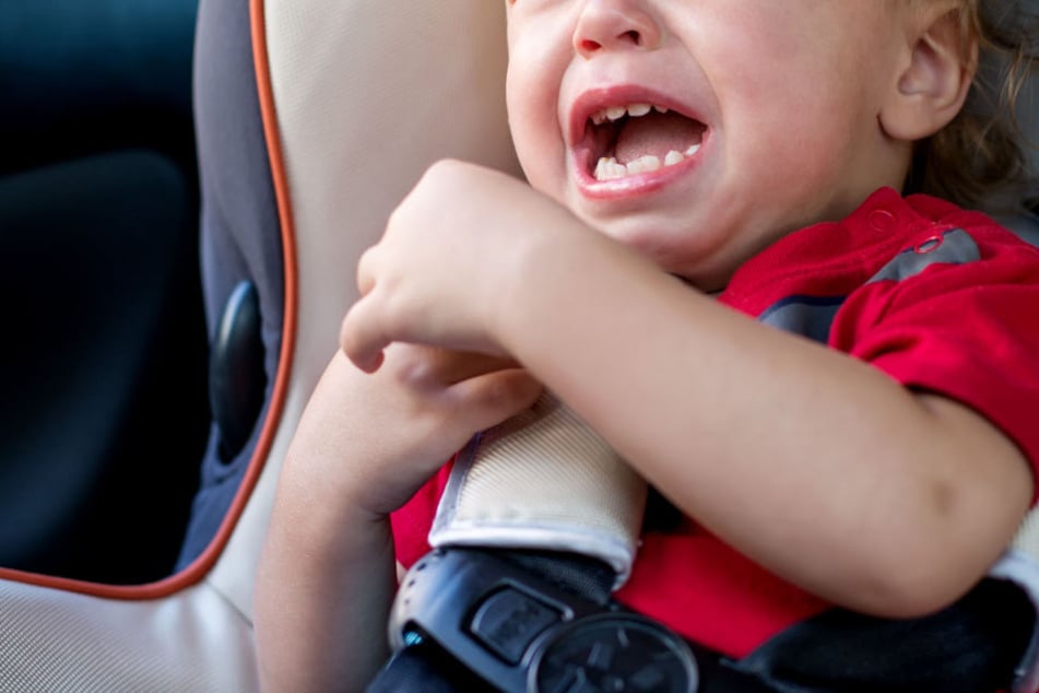 Der Junge saß alleine in einem eiskalten Auto. (Symbolbild)