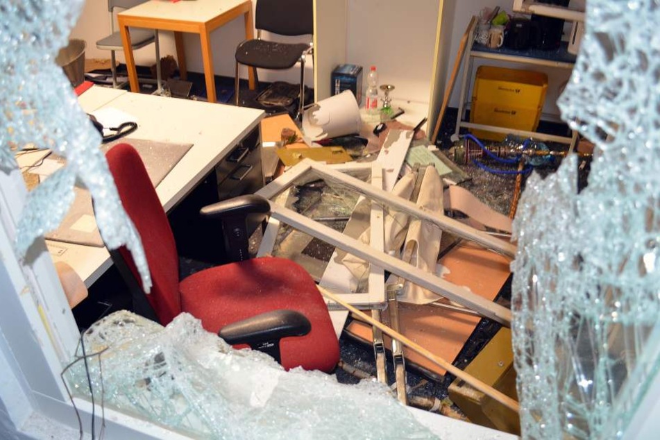 Auch zahlreiches Mobiliar im Heim ging zu Bruch.