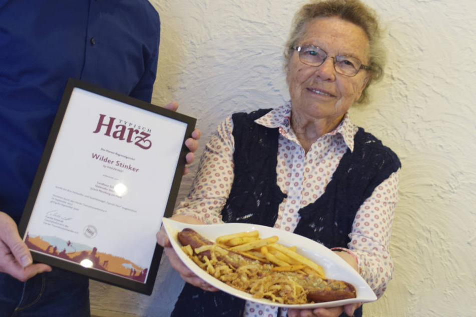 Die 91-jährige Herzbergerin Käthe Neukirch präsentiert am 15.09.2017 in Herzberg (Niedersachsen) das neue Harzer Regionalgericht "Wilder Stinker".