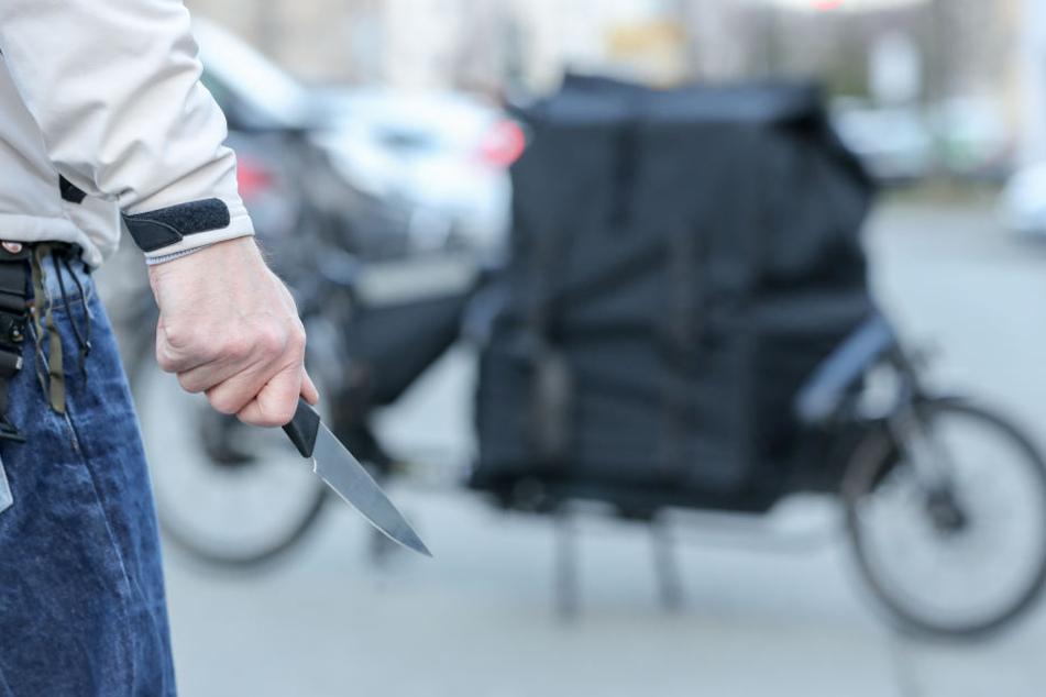 Der 29-jährige Dieb zückt das Messer, um seinen Forderungen Nachdruck zu verleihen.
