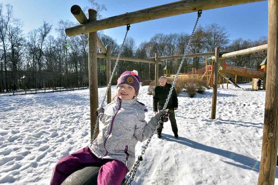 Der Küchwald ist ein beliebter Erholungsort - sommers wie winters. Am Montag schaukelte Annemarie (6), Opa Viktor schob an.