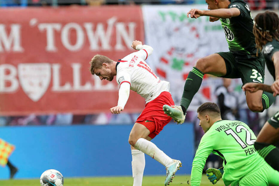 In solchen Situationen gibt's kein Halten für ihn: Timo Werner setzt sich im Laufduell gegen Kevin Mbabu (r.) durch, umkurvt danach Torhüter Pavao Pervan und trifft zum 1:0.