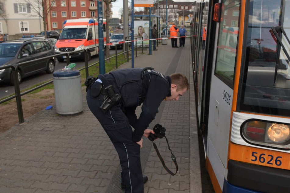 Polizist bei der Unfallaufnahme.