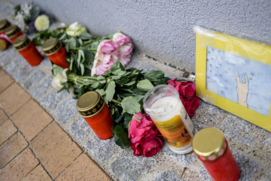 Nach der Tat haben Angehörige und Freunde Blumenkränze und Grabkerzen vor dem Haus abgelegt, in dem die 17-jährige Mireille getötet wurde.