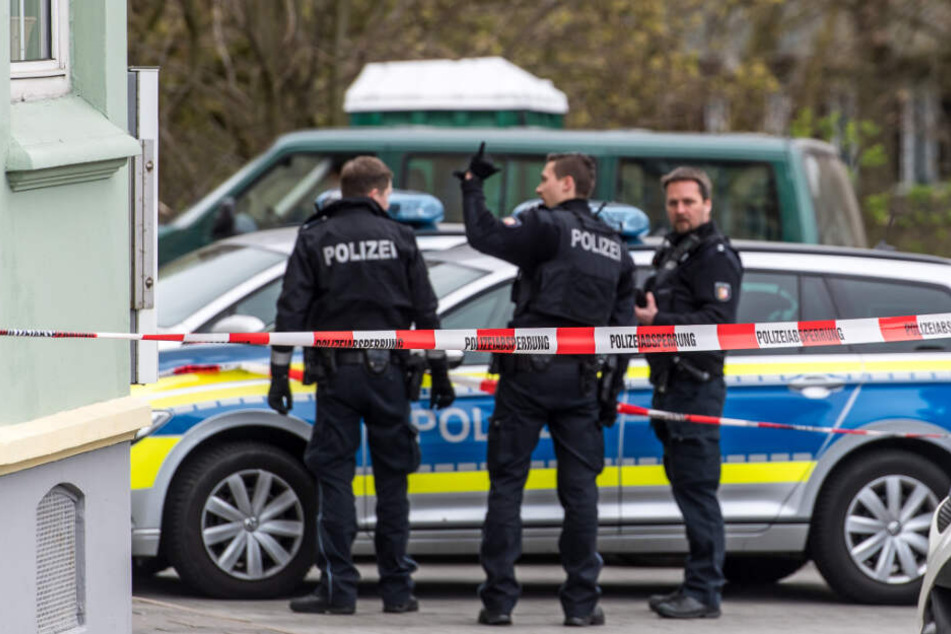 Die Polizei hat den Eingang vor dem Haus abgesperrt. (Symbolbild)
