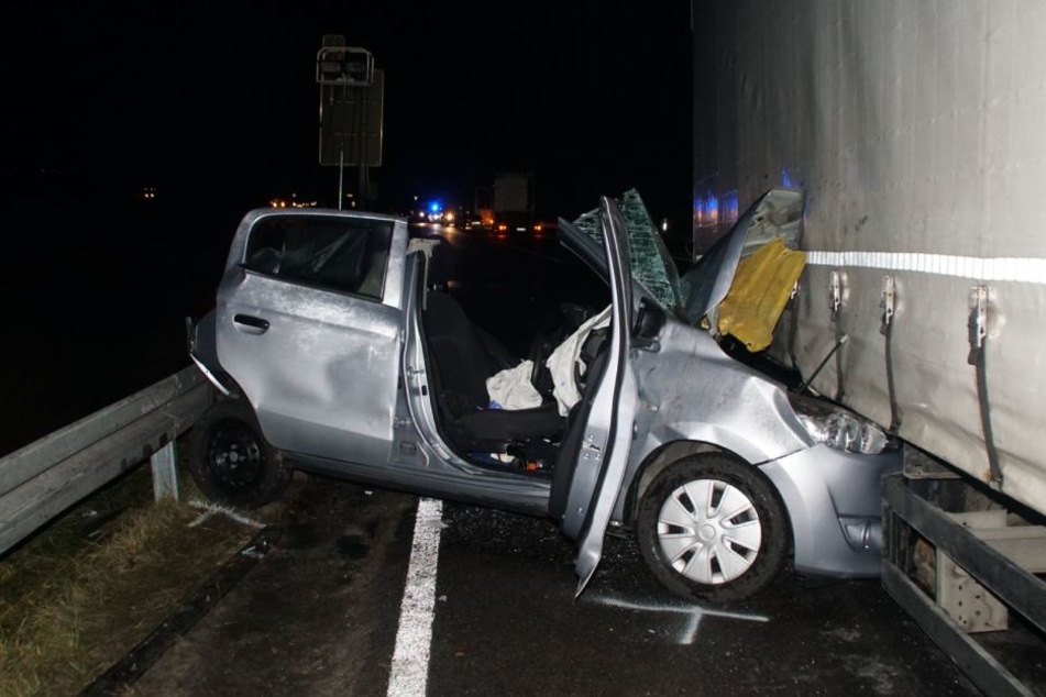 Der Anhänger des Sattelzugs ist mit voller Wucht gegen das Auto gecrasht.