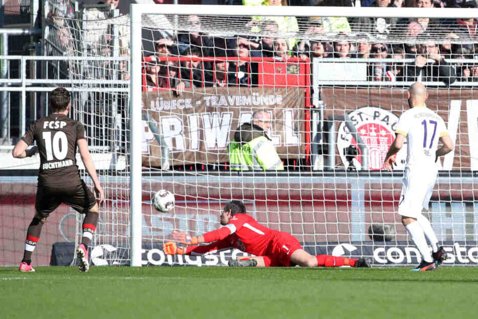 Tor für St.Pauli Hamburg: Christopher Buchtmann erzielt den Treffer zum 1:0 gegen Torhüter Martin Männel.