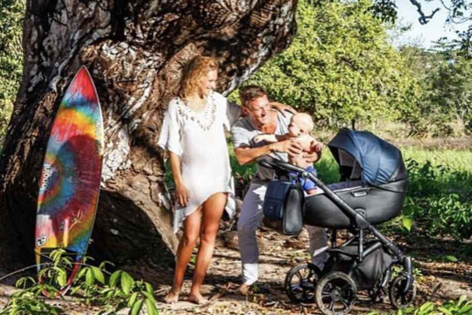 Janni Hönscheid (28) und Peer Kusmagk (44) mit ihren Kindern Emil-Ocean und Yoko.