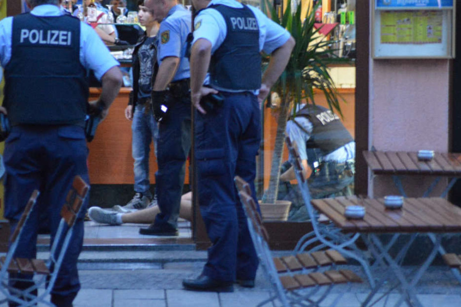 Die Beamten nahmen mehrere Personen fest.