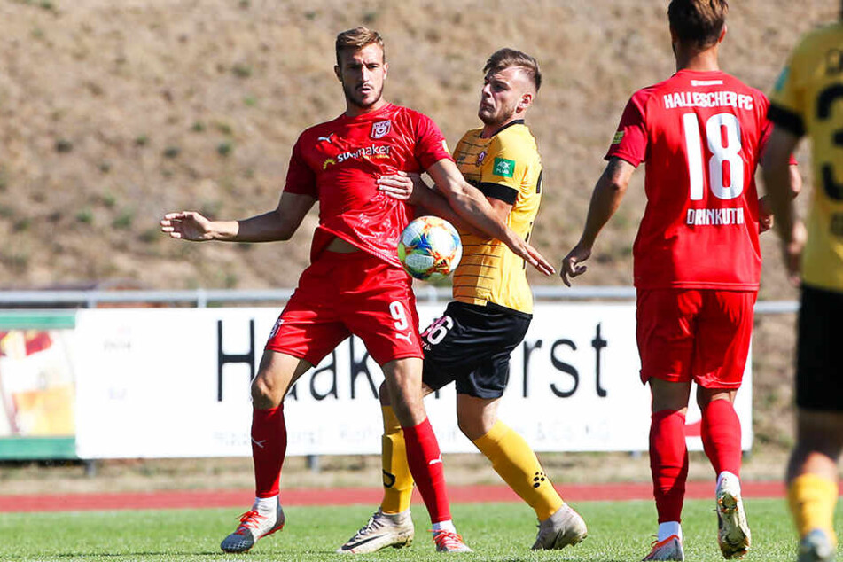 HFC-Angreifer Pascal Sohm (l.) dachte, er wird aus dem Spiel genommen.