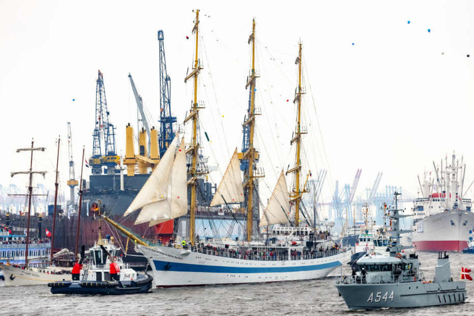 Der russische Großsegler Mir nimnmt mit über 100 anderen Schiffen auf der Elbe an der Einlaufparade zur Eröffnung des 829 Hafengeburtstags teil.