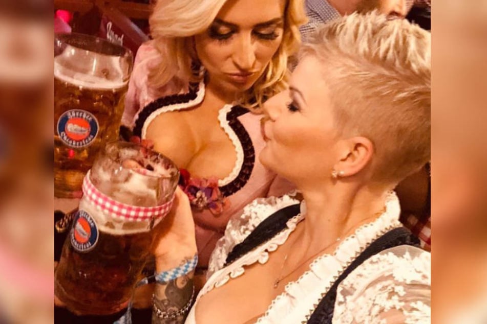Na, sitzt noch alles? Melanie Müller (30) und Verena Kerth (37) machen den Busen-Vergleich.
