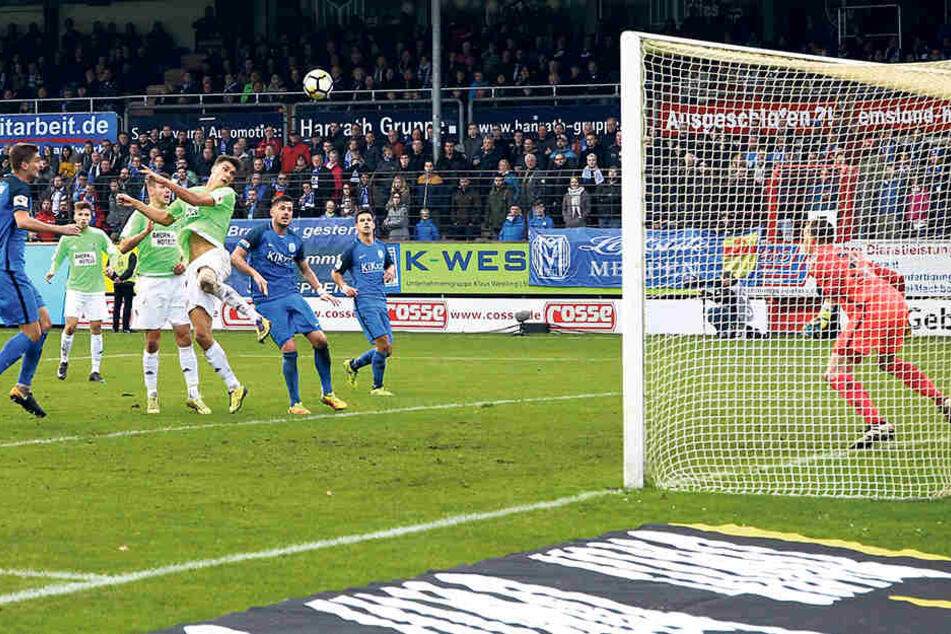 Kopfballchance für
Myroslav Slavov in der
Schlussphase, doch der
Ball findet nicht den Weg
ins Netz.