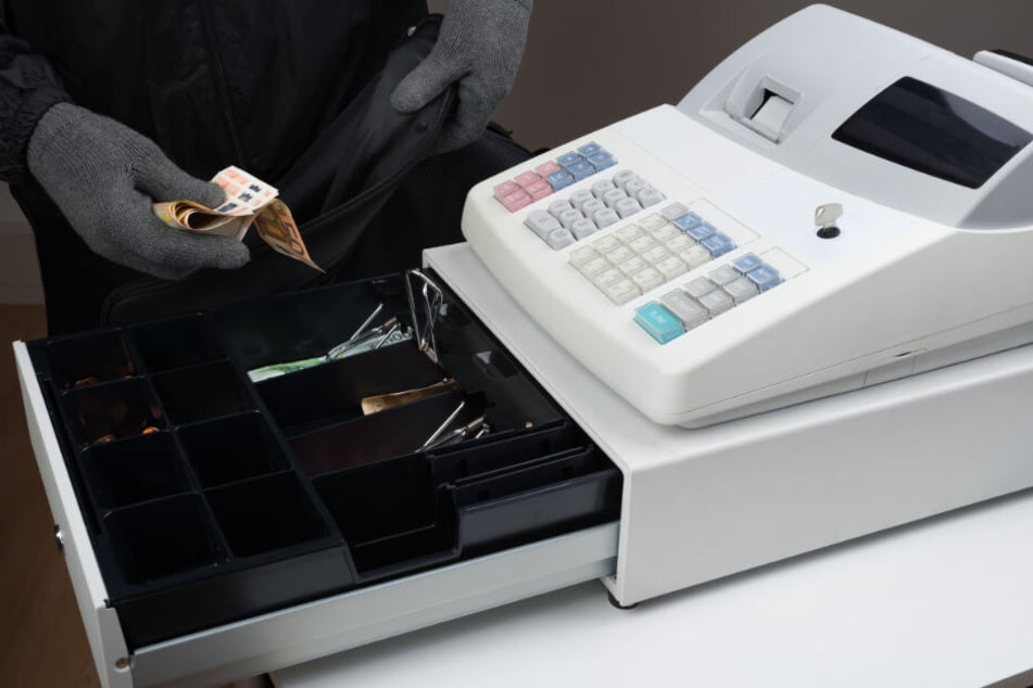 Der etwa 18-Jährige Täter erbeutete bei dem Überfall Bargeld aus der Kasse. (Symbolbild)