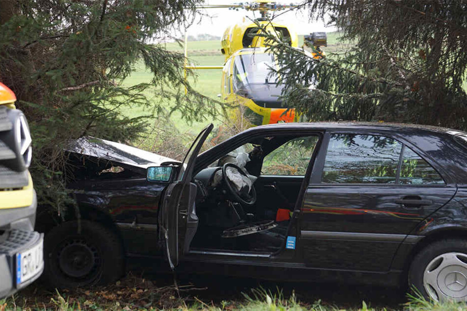 Die Beifahrerin musste schwer verletzt ins Krankenhaus gebracht werden.