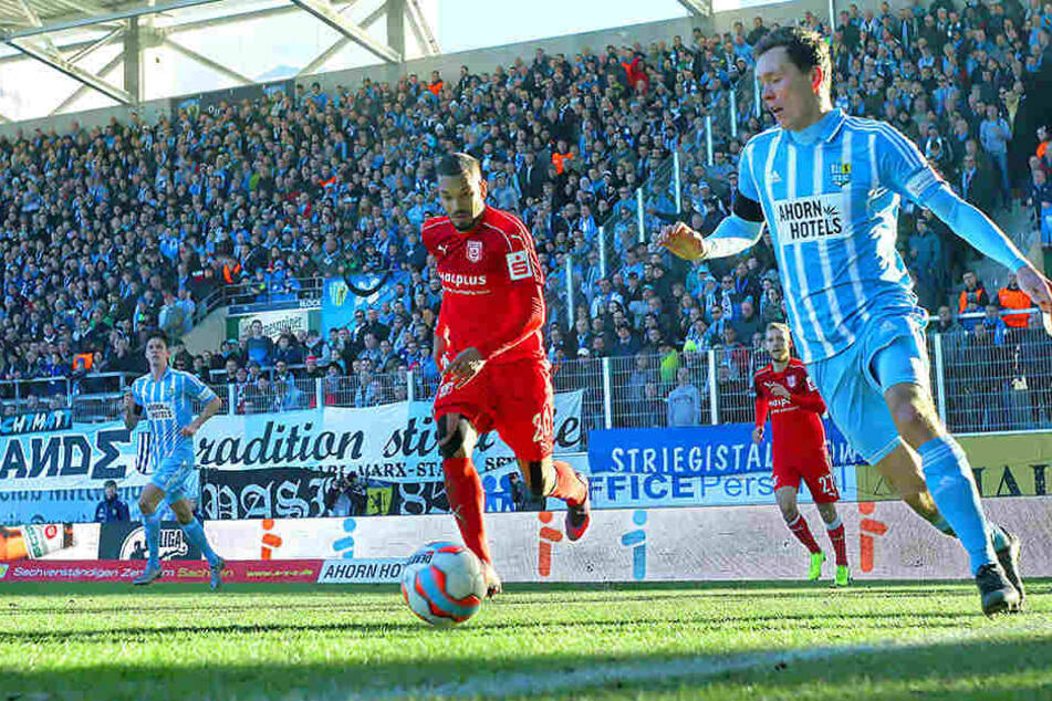 Alexander Bittroff (r.) im Spiel gegen den Halleschen FC vor Royal-Dominique Fennell am Ball.