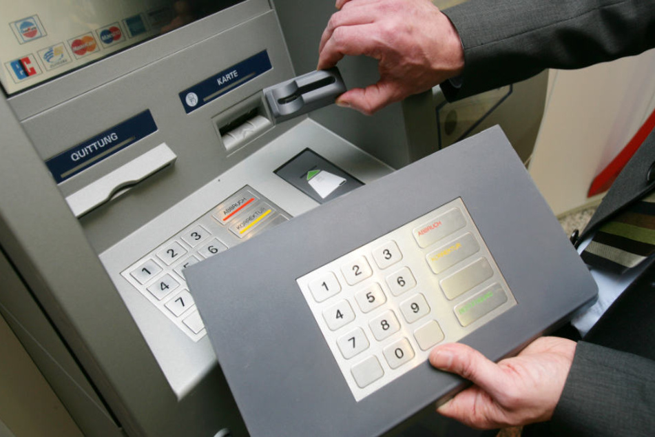 Aufsatz für den Karten-Schlitz und die Tastatur: Schon kommen Ganoven an die Bankdaten. (Archivbild)