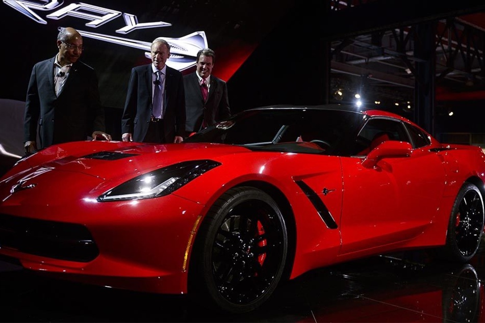 Mit einer Chevrolet Corvette krachte der 33-jährige Fahrer mehrmals in die Mittelleitplanke und verursachte einen sechsstelligen Schaden.
