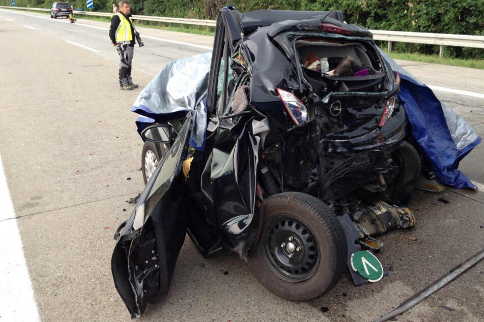 In diesem Wrack starben im Juni 2015 nahe Viernheim (Hessen) bei einem Auffahrunfall zwei Menschen. Der Lkw-Fahrer steht nun vor Gericht. (Archivbild)