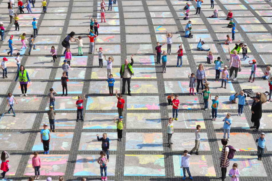 Mit Kreide konnte jedes Kind ein Quadrat auf dem Platz selbst gestalten.