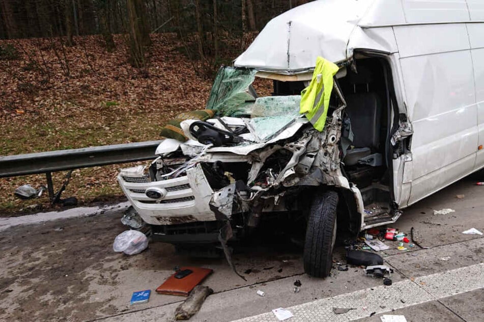 Der Transporter wurde bei dem Unfall stark beschädigt.
