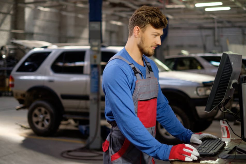 Mechaniker fanden beim Werkstattbesuch ein ungewöhnliches Gerät am Auto einer Hamburgerin (Symbolbild).