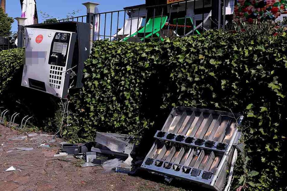 Auf der Hamburger Straße wurde ein Zigarettenautomat zerstört. Die Diebe sind nicht bekannt.