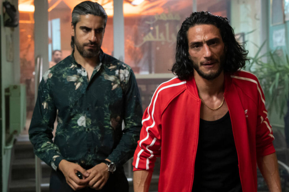 Hisham Al-Fadi (Burak Yigit) gesteht bei seinem Bruder Machmoud Al-Fadi (Atheer Adel), dem Clanchef, seine Flucht.