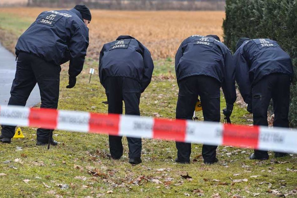 Polizisten suchen am Tatort nach Spuren. Dort wurden zwei ihrer Kollegen tot gefahren.